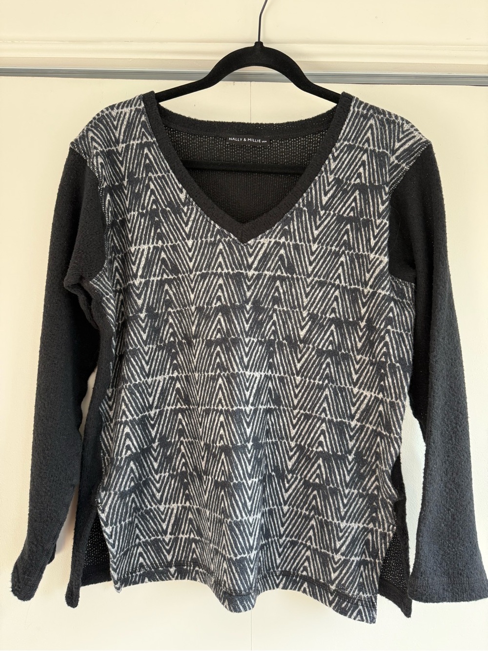 Nally & Millie Black Chevron Print V-Neck Sweater S
